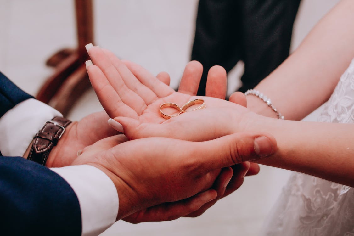 Брачный разговор. Руки жениха и невесты с кольцами. Свадьба обои. Фото о заключении брака с кольцами. Наша свадьба руки с кольцом.